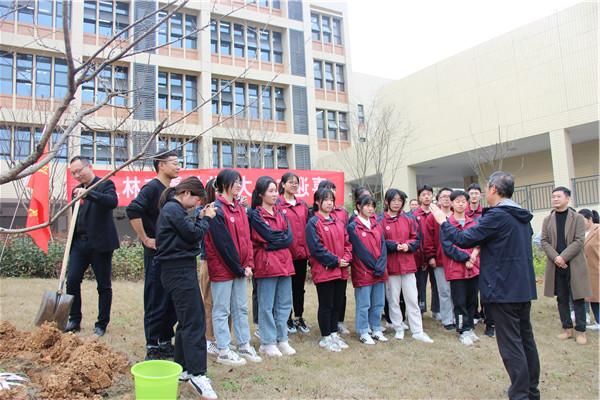 喜迎二十大  共植青年林 ——澳门梦想之城赌场开展植树活动